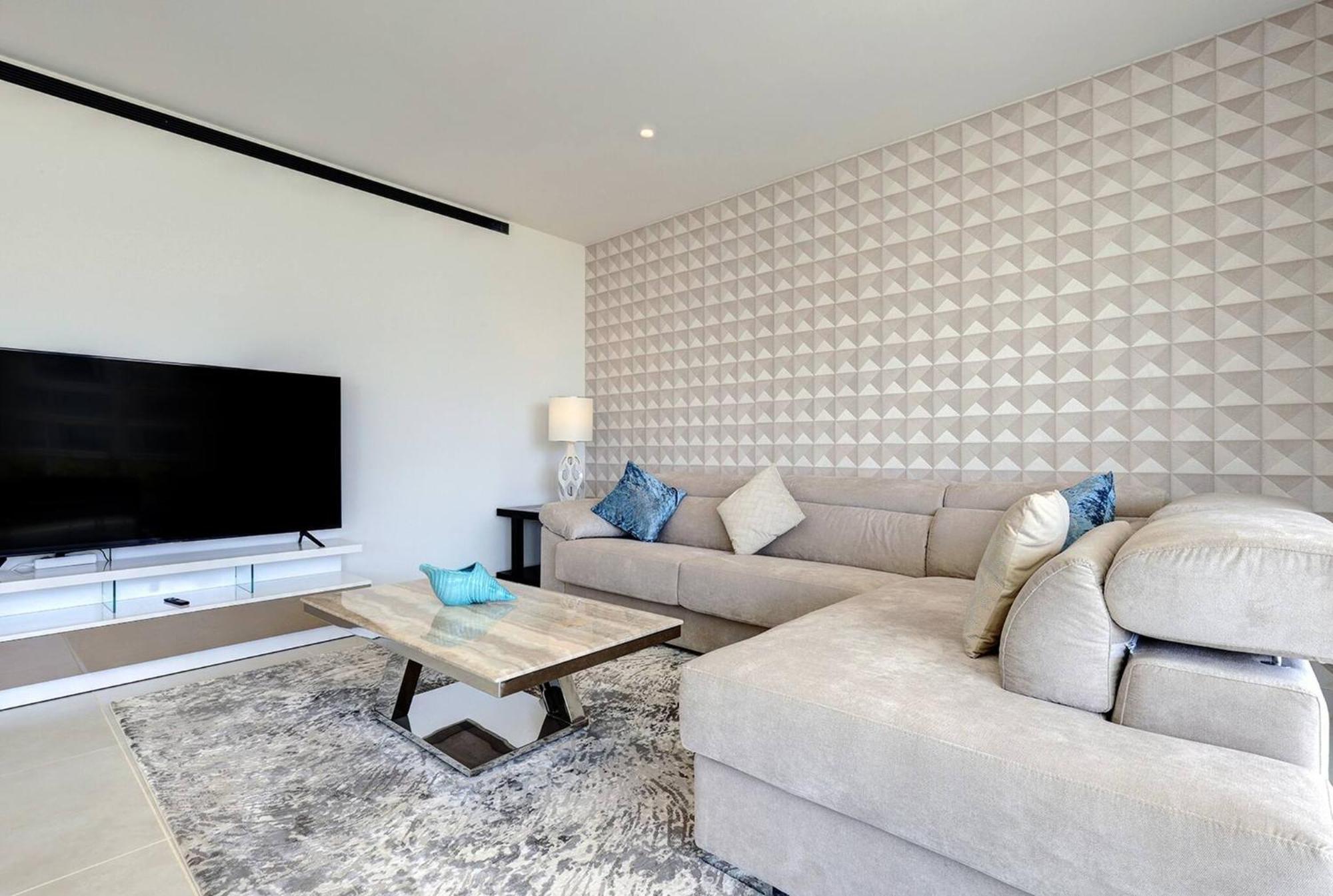 092 - Modern, Spacious El Higueron With Private Garden & Bbq Apartment *