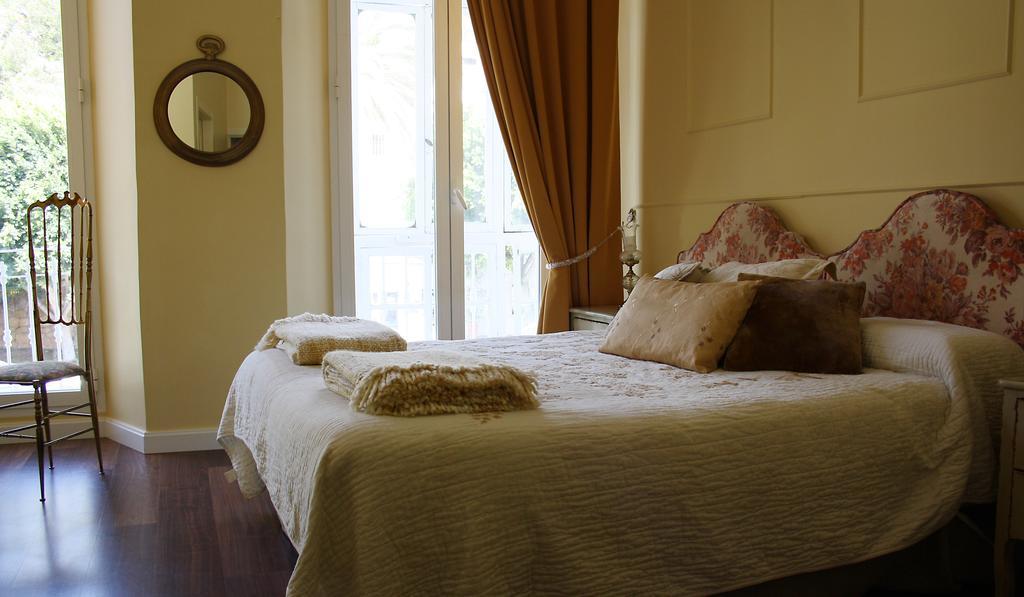 La Casa Azul + Bed & Breakfast