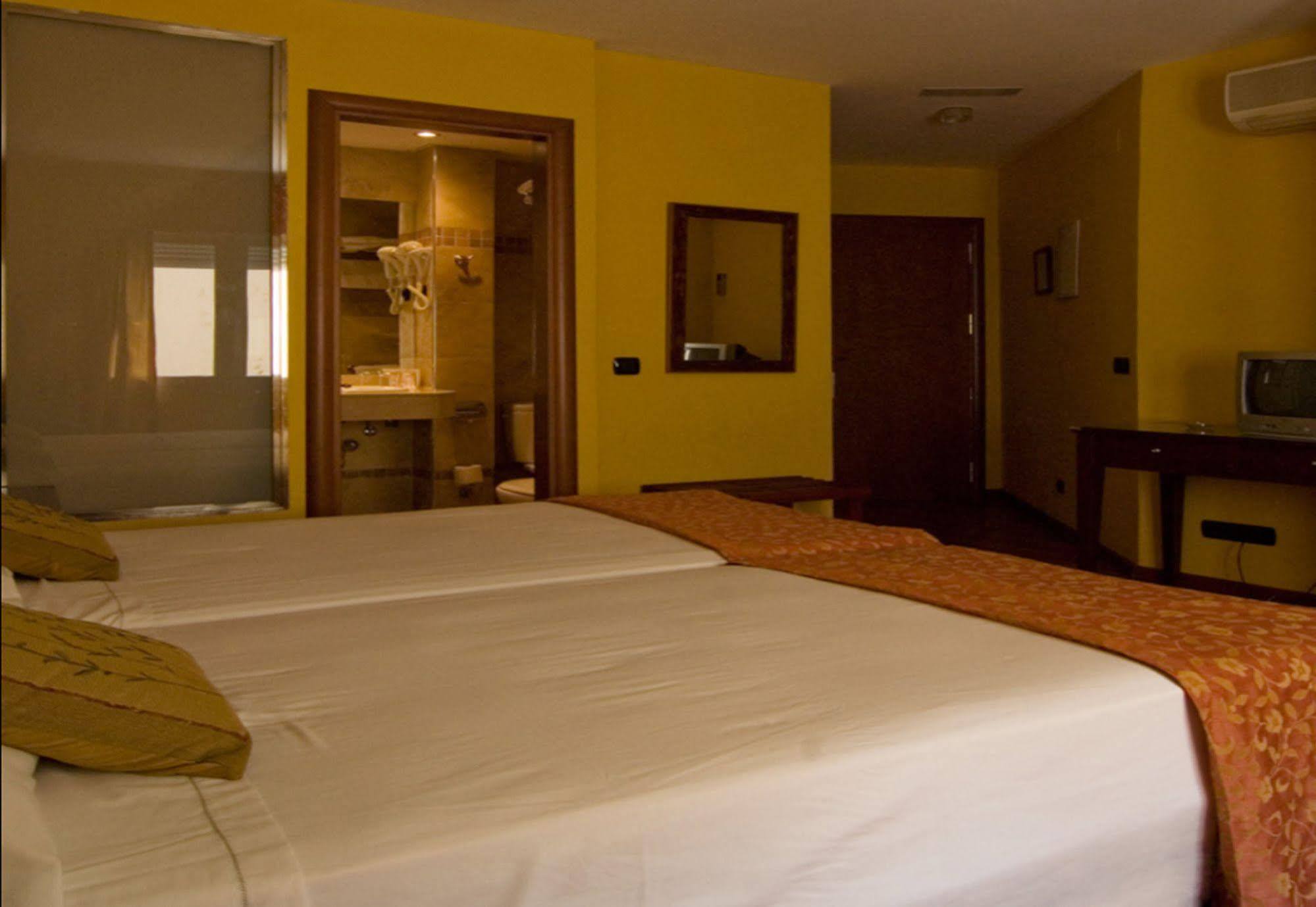 Carlos V Hotel 2*