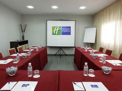 Express Airport By Ihg 3*