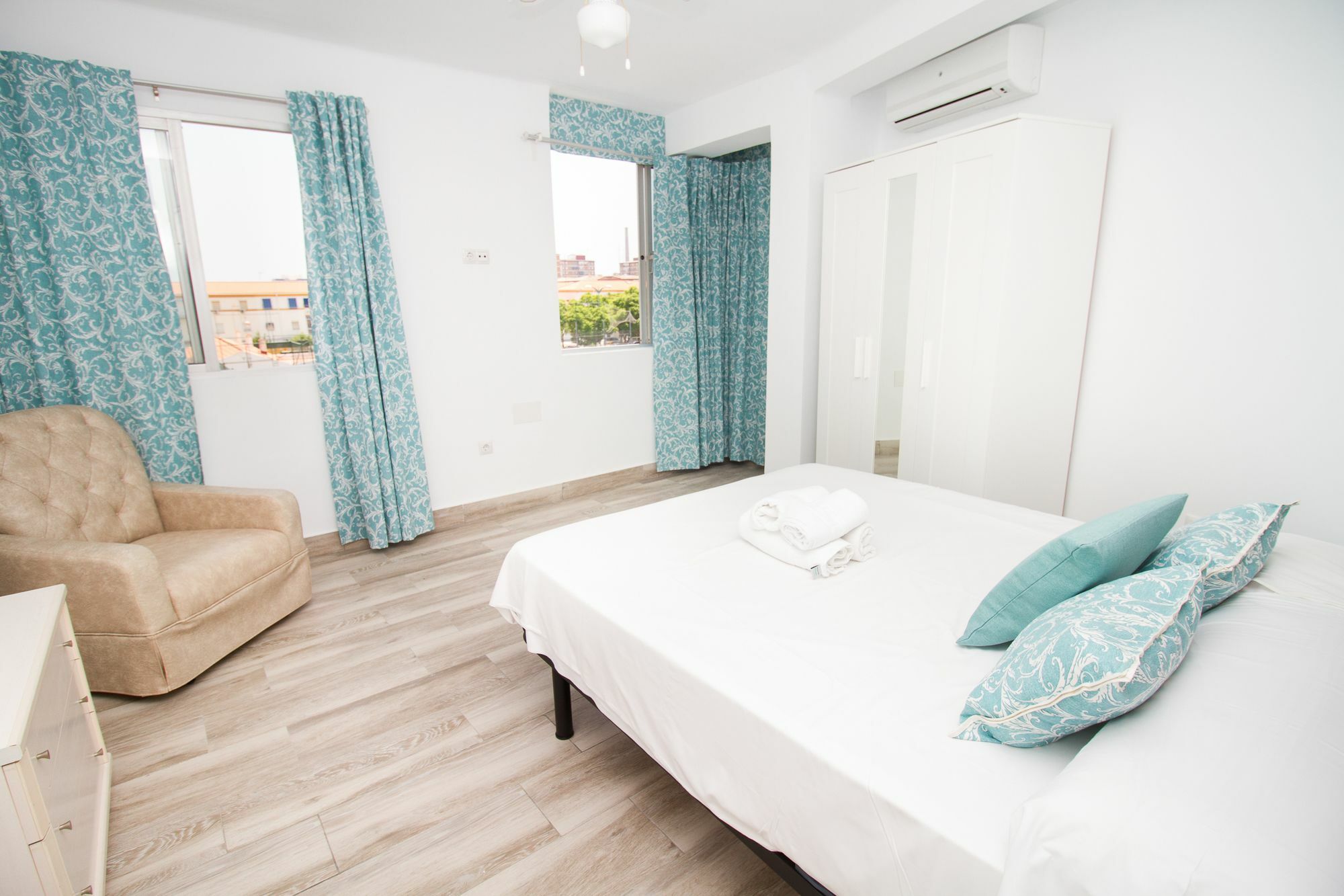 Modish 3 Bedroom In By La Recepcion Apartment *