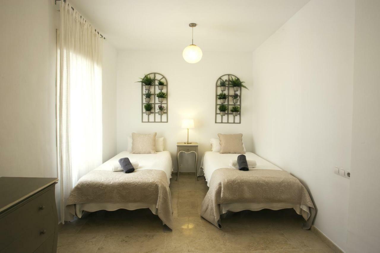 Modern, Comfortable & Bright Apartment