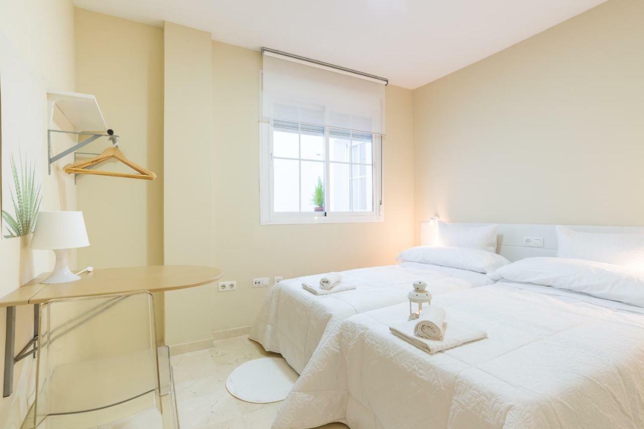 Gr0-quiet Apartment, Private Backyard, Walk To Old Town