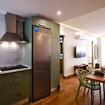 Leo Home- Bright & Centric 3 Bedrooms Apartment With Private Parking Included