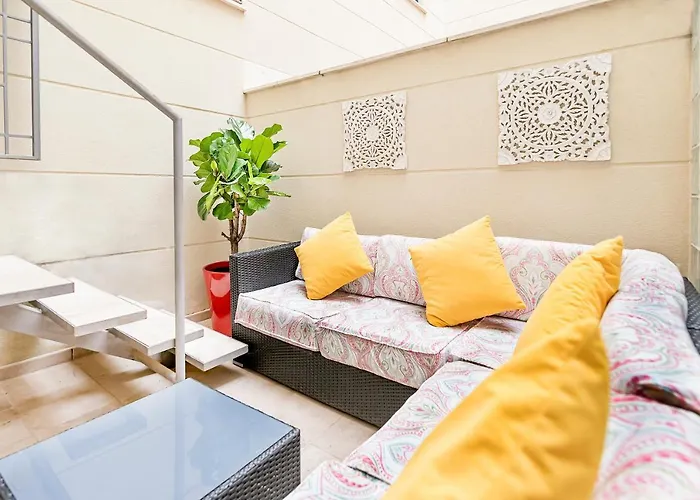 Maba/Private Backyard/Walk To Downtown/Large Smart Tv
