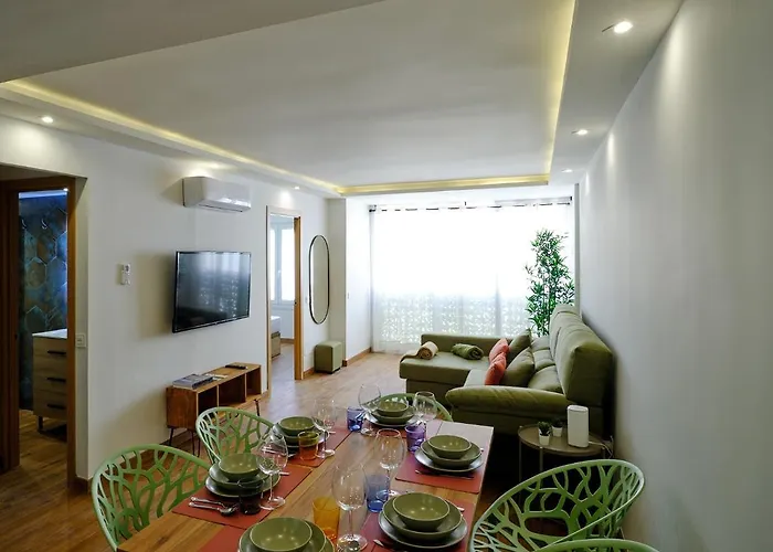 Leo Home- Bright & Centric 3 Bedrooms Apartment With Private Parking Included