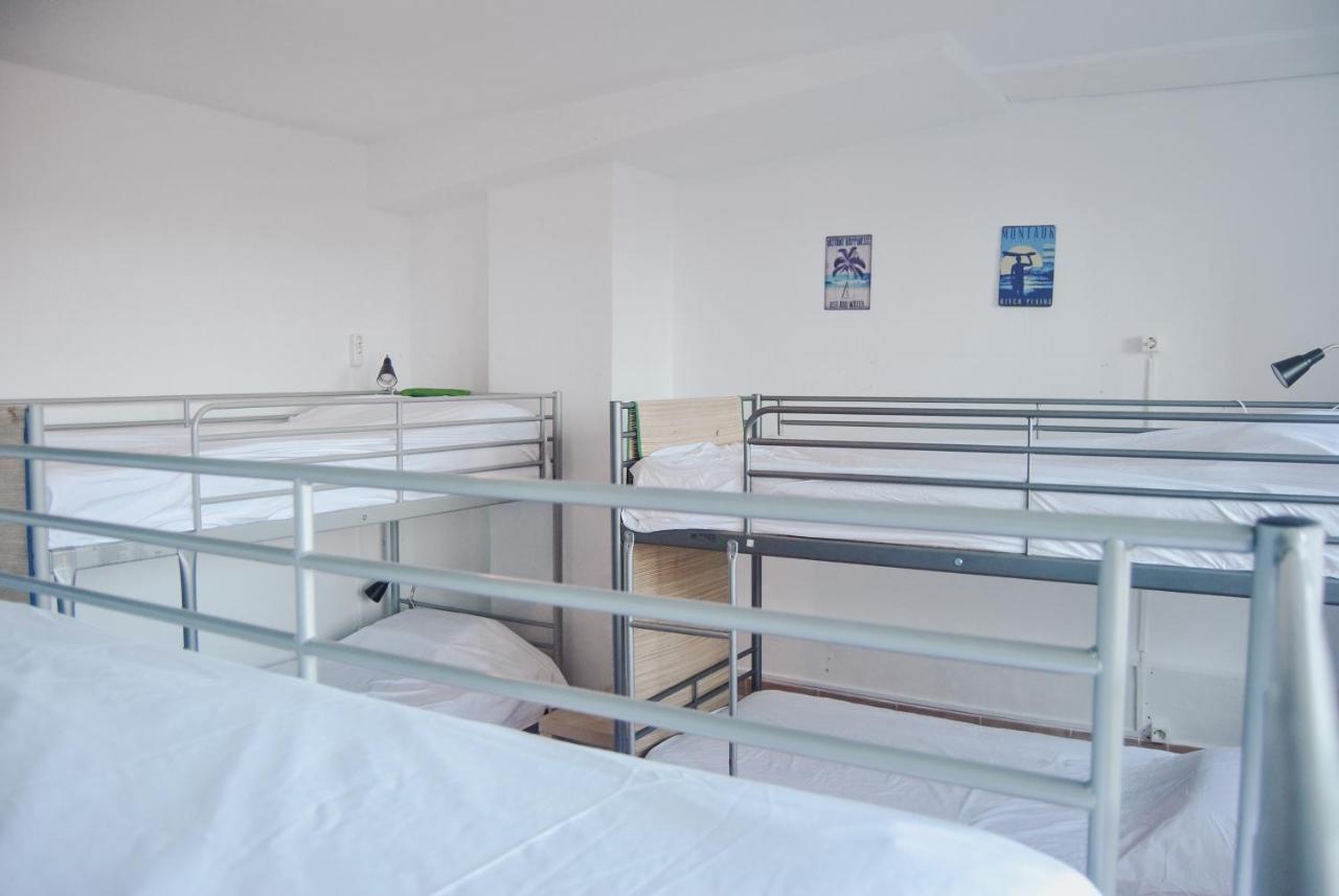 Beach And Center Backpackers *