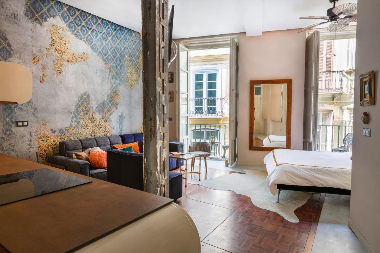 Balcones De Larios: Beautiful Balconies Next To Plaza De La Constitucion Apartment *