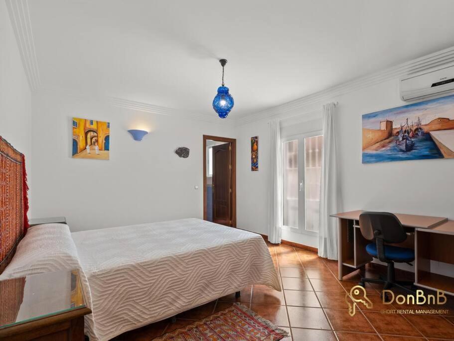 Casa Con 3 En El Tarajal * Malaga