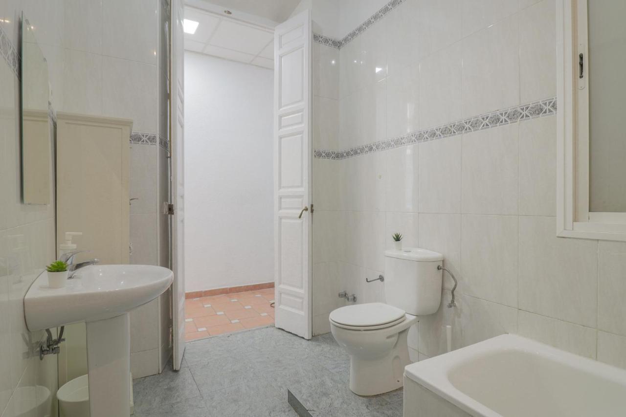 C67 - Shiny 6 Bedrooms In Plaza De La Merced Apartment Malaga