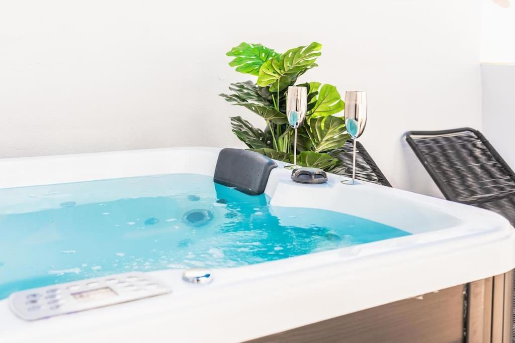 Penthouse With Private Jacuzzi & Rooftop - Center By Rems