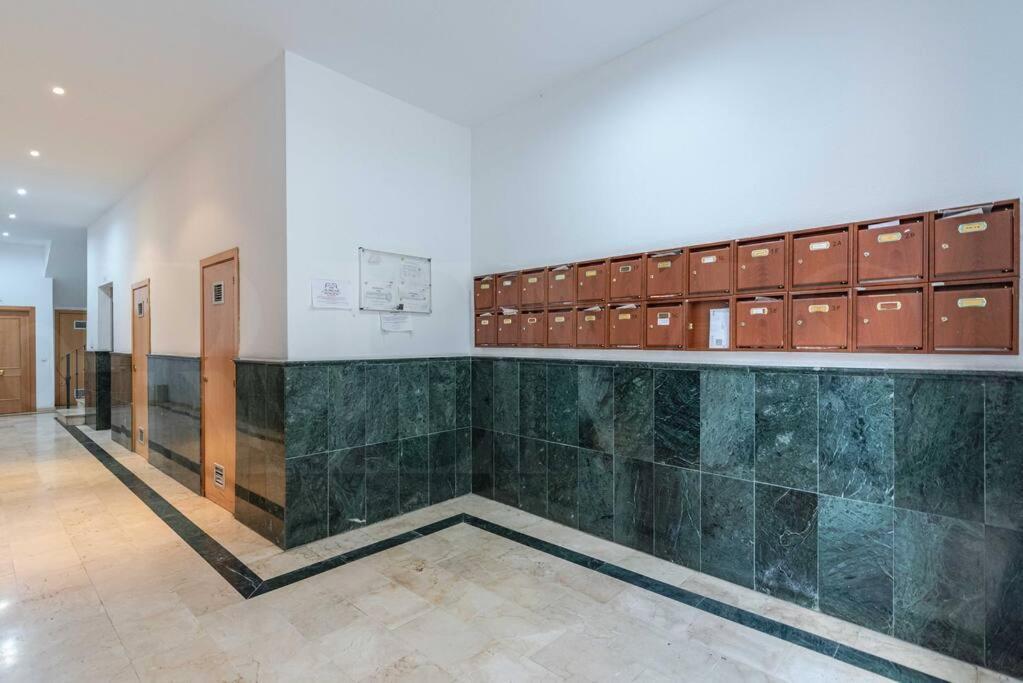 Penthouse With Private Jacuzzi & Rooftop - Center By Rems
