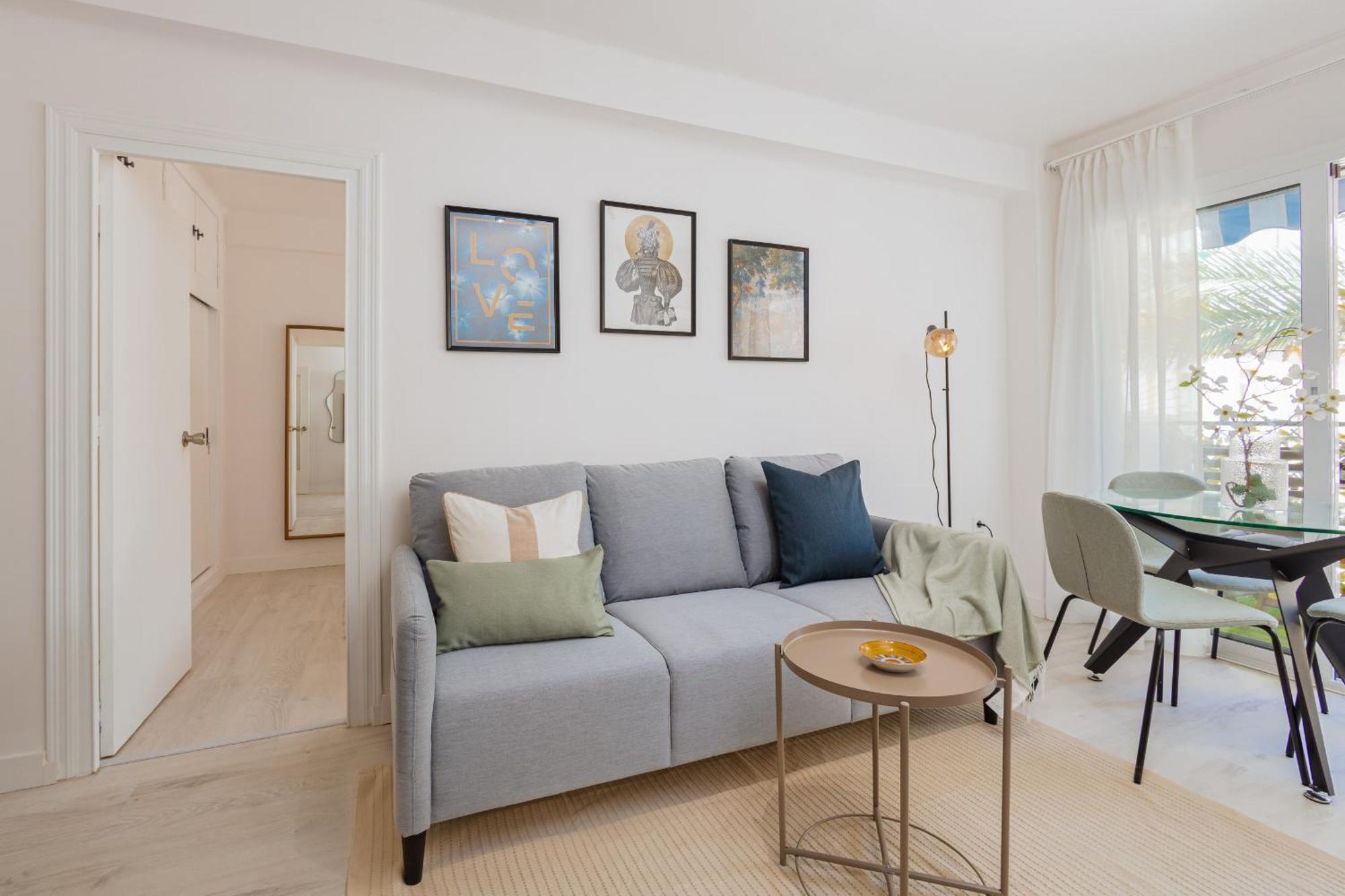 C03 Bright 3 Bdr With Terrace Center Apartment