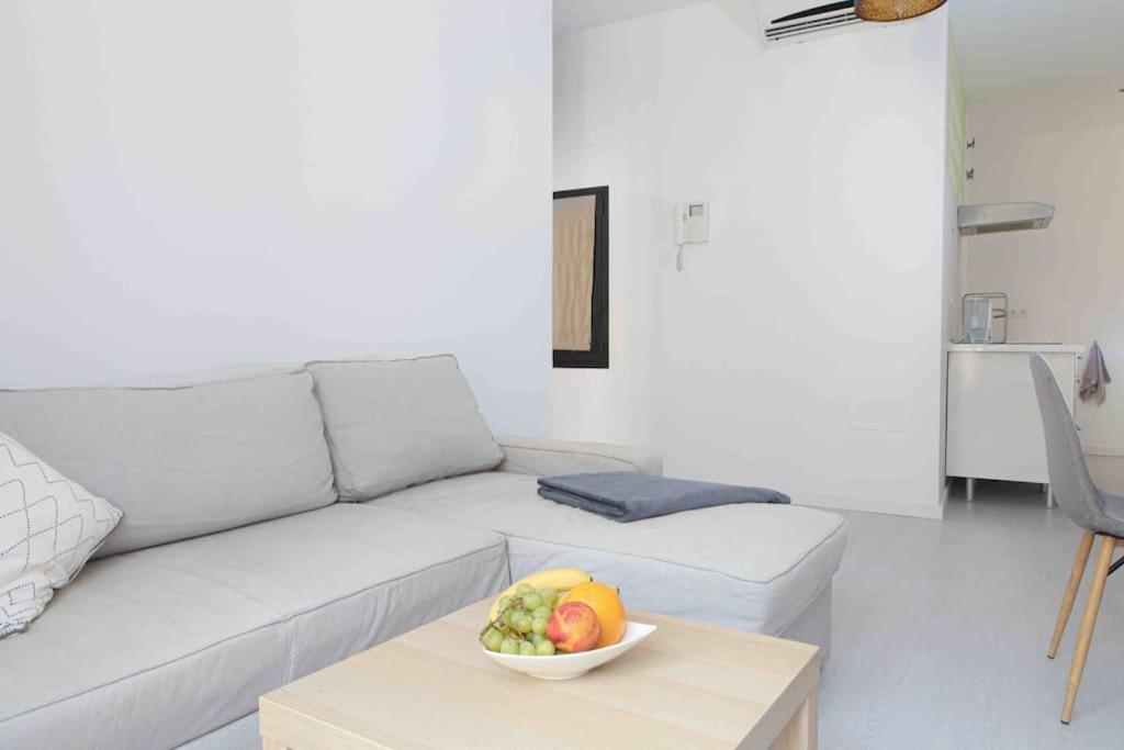 Stylish 2 Bedroom Next To Lamerced Plaza Apartment