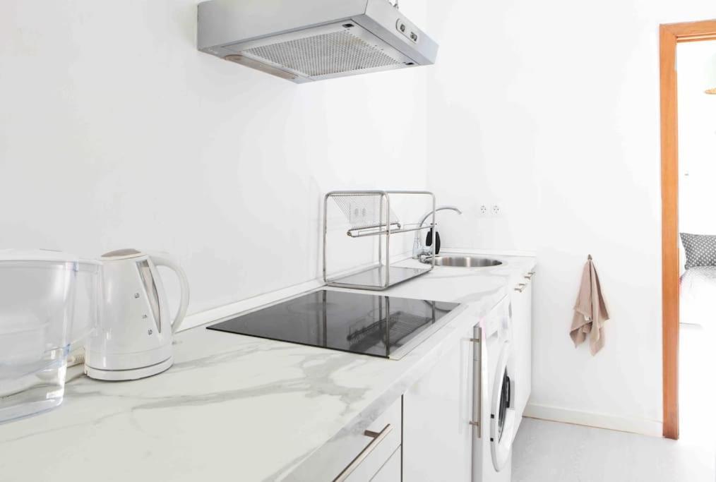 Stylish 2 Bedroom Next To Lamerced Plaza Apartment *