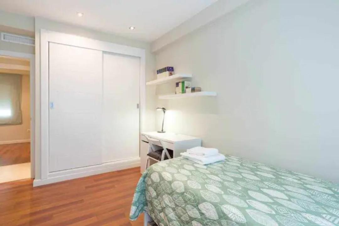 Premium Junto A Catedral Malaga