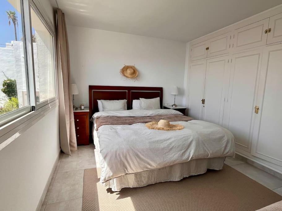 Nyrenoverat! Beachfront Townhouse Med Pool Holiday home