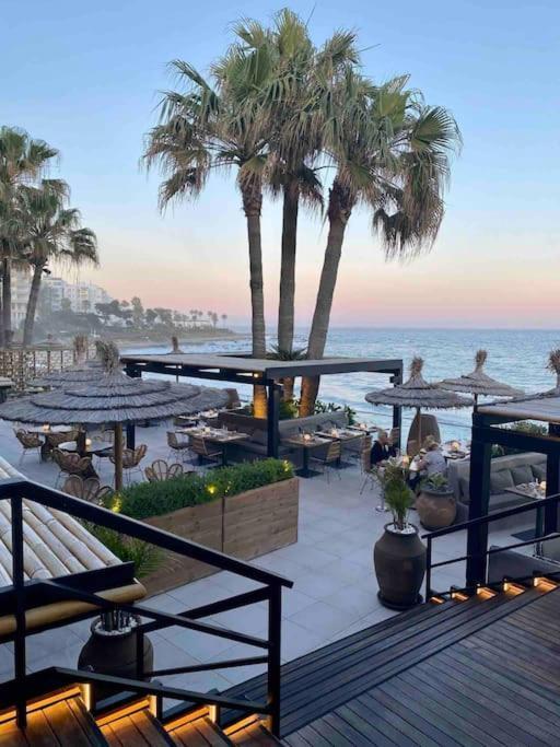 Nyrenoverat! Beachfront Townhouse Med Pool Holiday home *