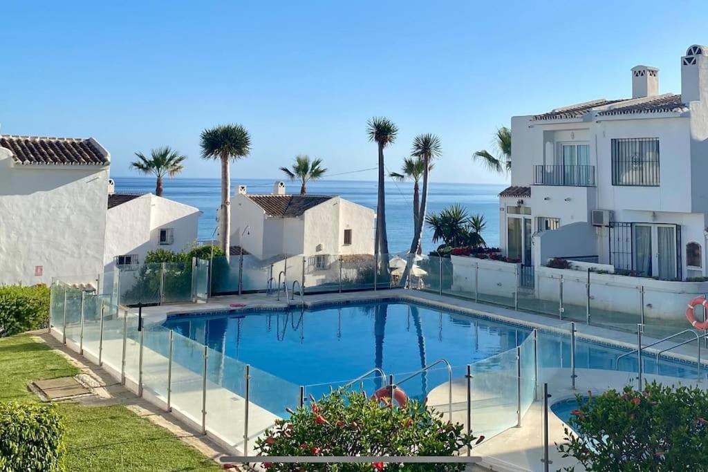 Nyrenoverat! Beachfront Townhouse Med Pool Holiday home