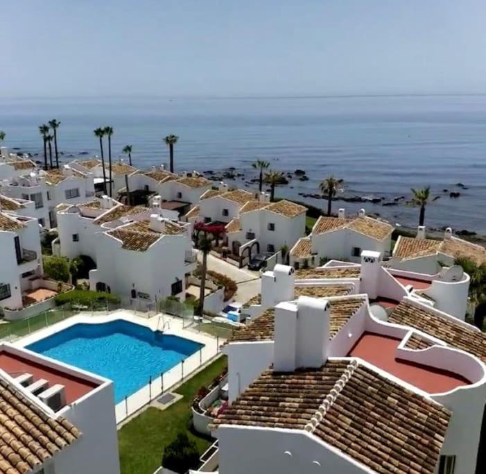 Nyrenoverat! Beachfront Townhouse Med Pool Holiday home *