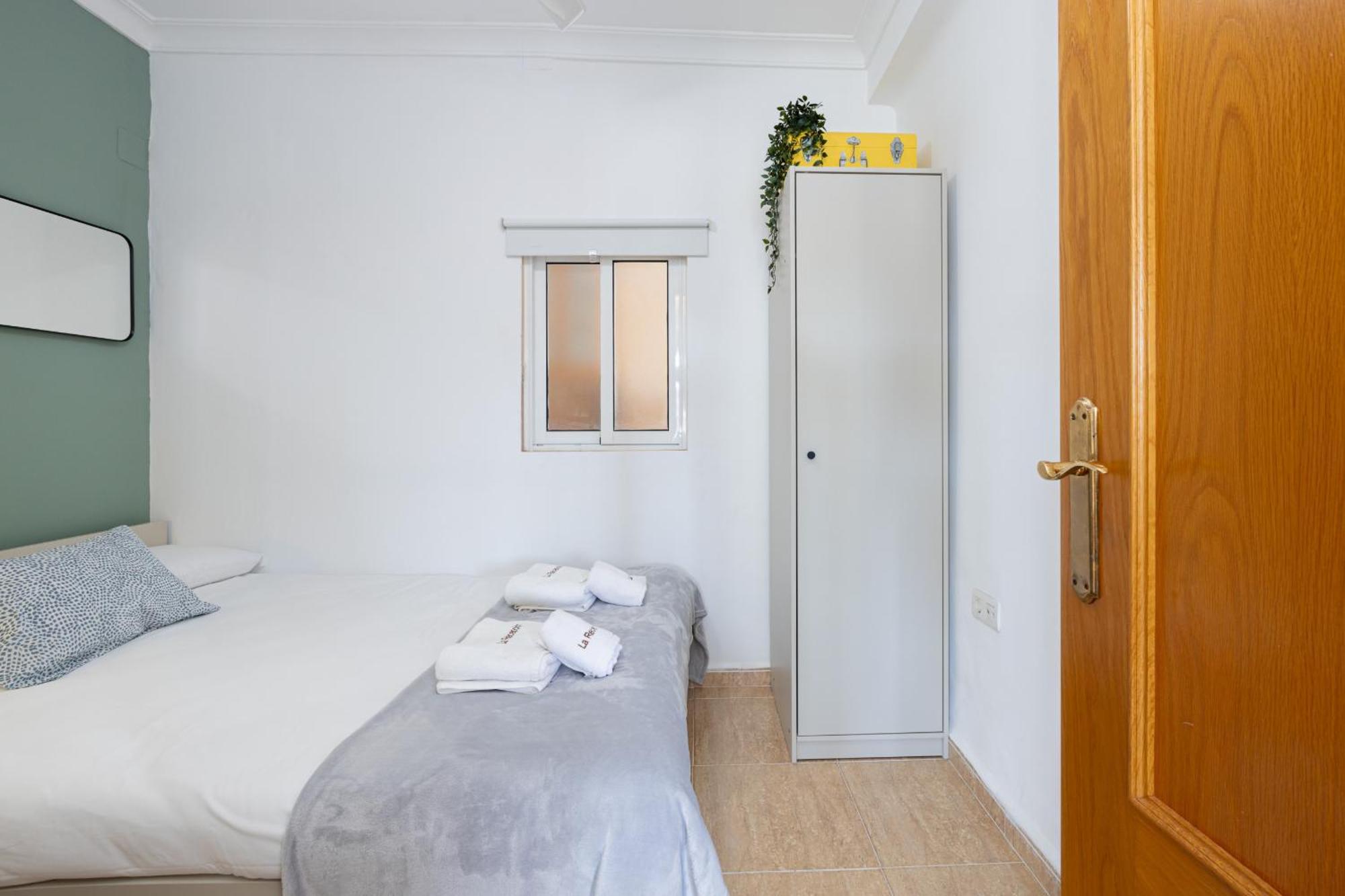 Apartment C27 Great 3 Bedroom Close To Center *