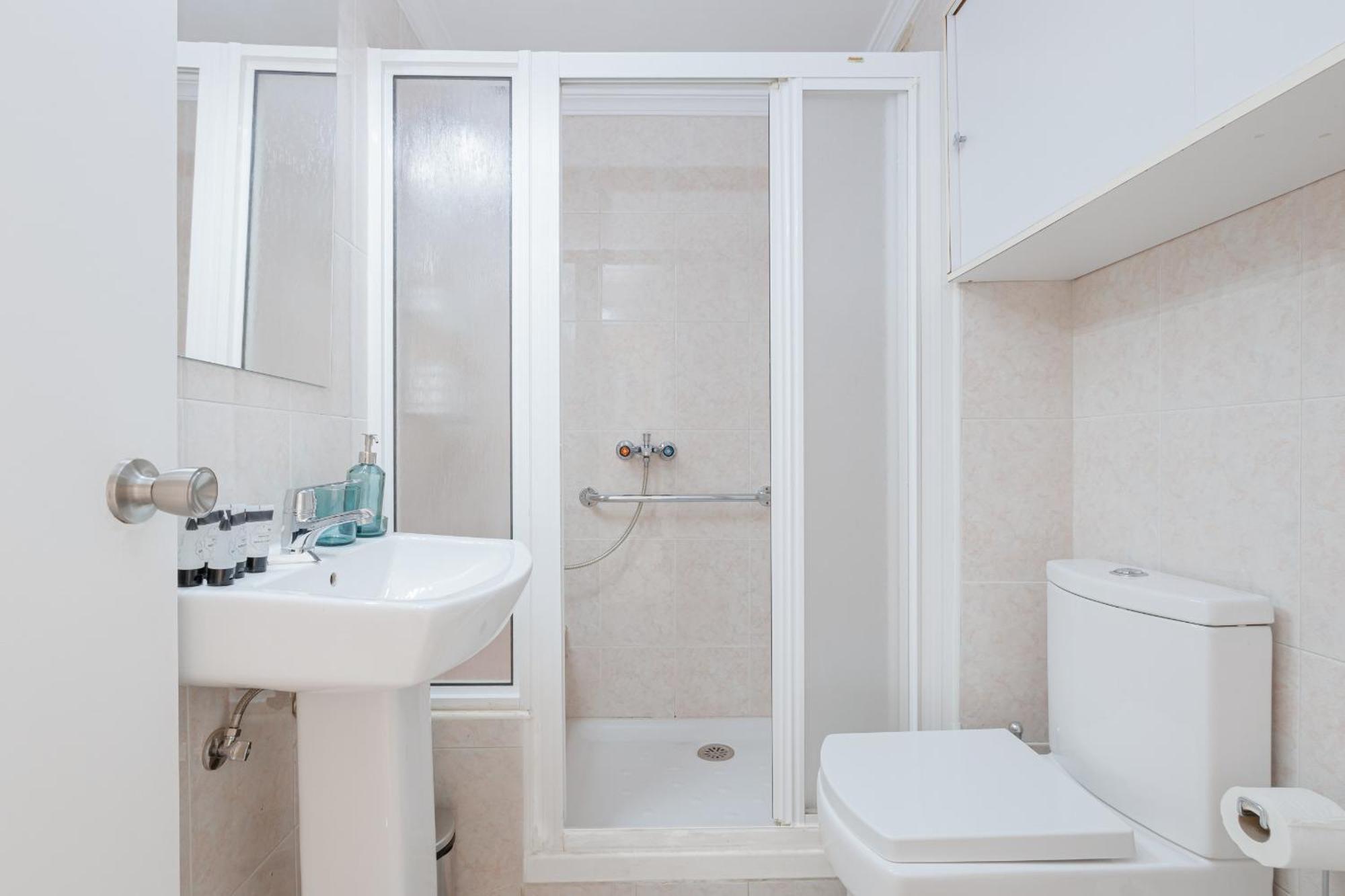 C03 Bright 3 Bdr With Terrace Center