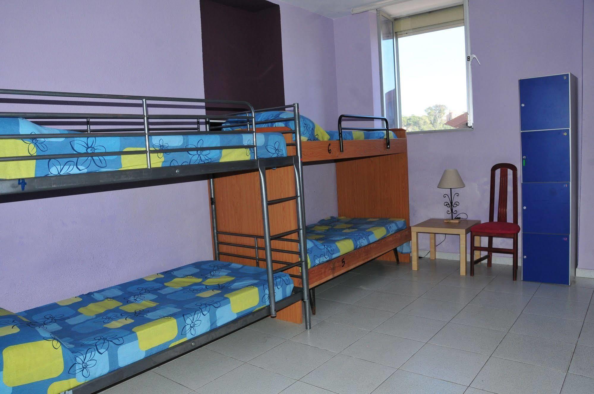 Beach And Center Backpackers *