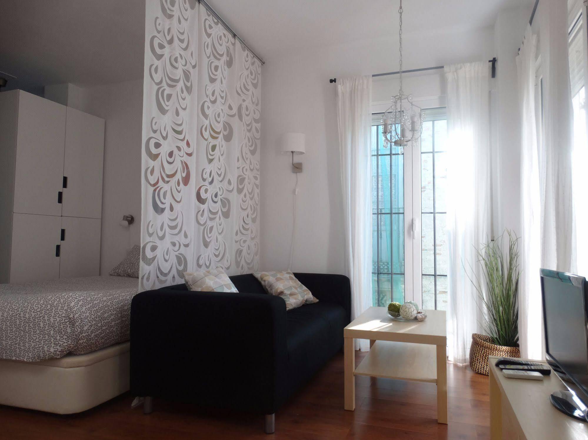 - Jinetes, 13 * Málaga