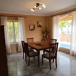 Maravillosa Villa Con Piscina, Barbacoa Y Zona De Juegos
