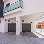 Modern Apartment Next To Train/Bus Station