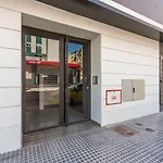 Modern Apartment Next To Train/Bus Station