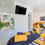 The Juanita Reina\'S Jacuzzi Apartment