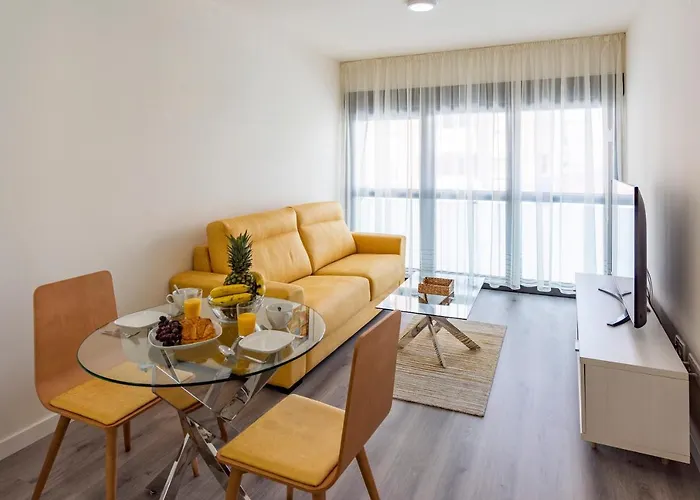 Modern Apartment Next To Train/Bus Station