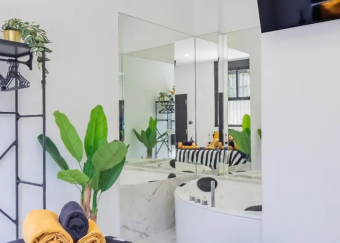 The Juanita Reina\'S Jacuzzi Apartment