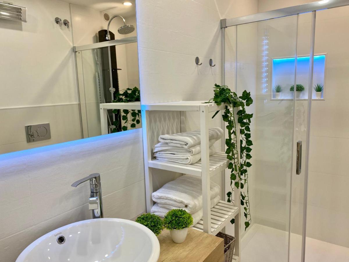Breeze - Private Heated Pool Apartment Malaga