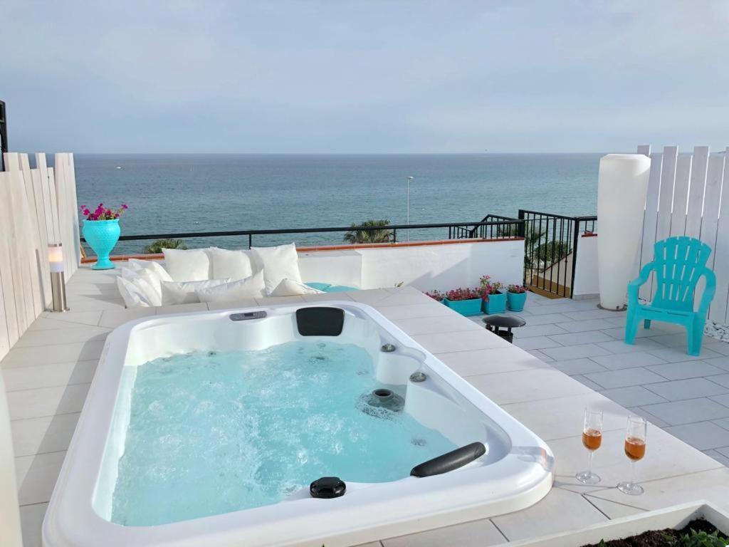 Apartment Beachfront Penthouse - Heated Jacuzzi, Bbq & Bikes *