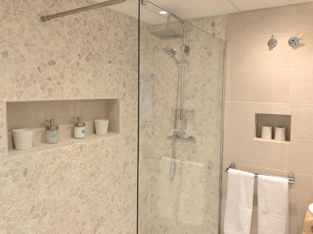 Apartment Beachfront Penthouse - Heated Jacuzzi, Bbq & Bikes
