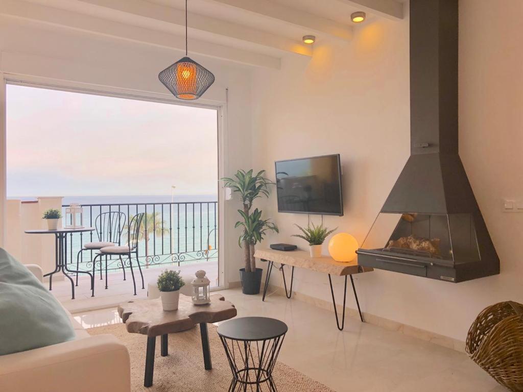 Beachfront Penthouse - Heated Jacuzzi, Bbq & Bikes Apartment Malaga