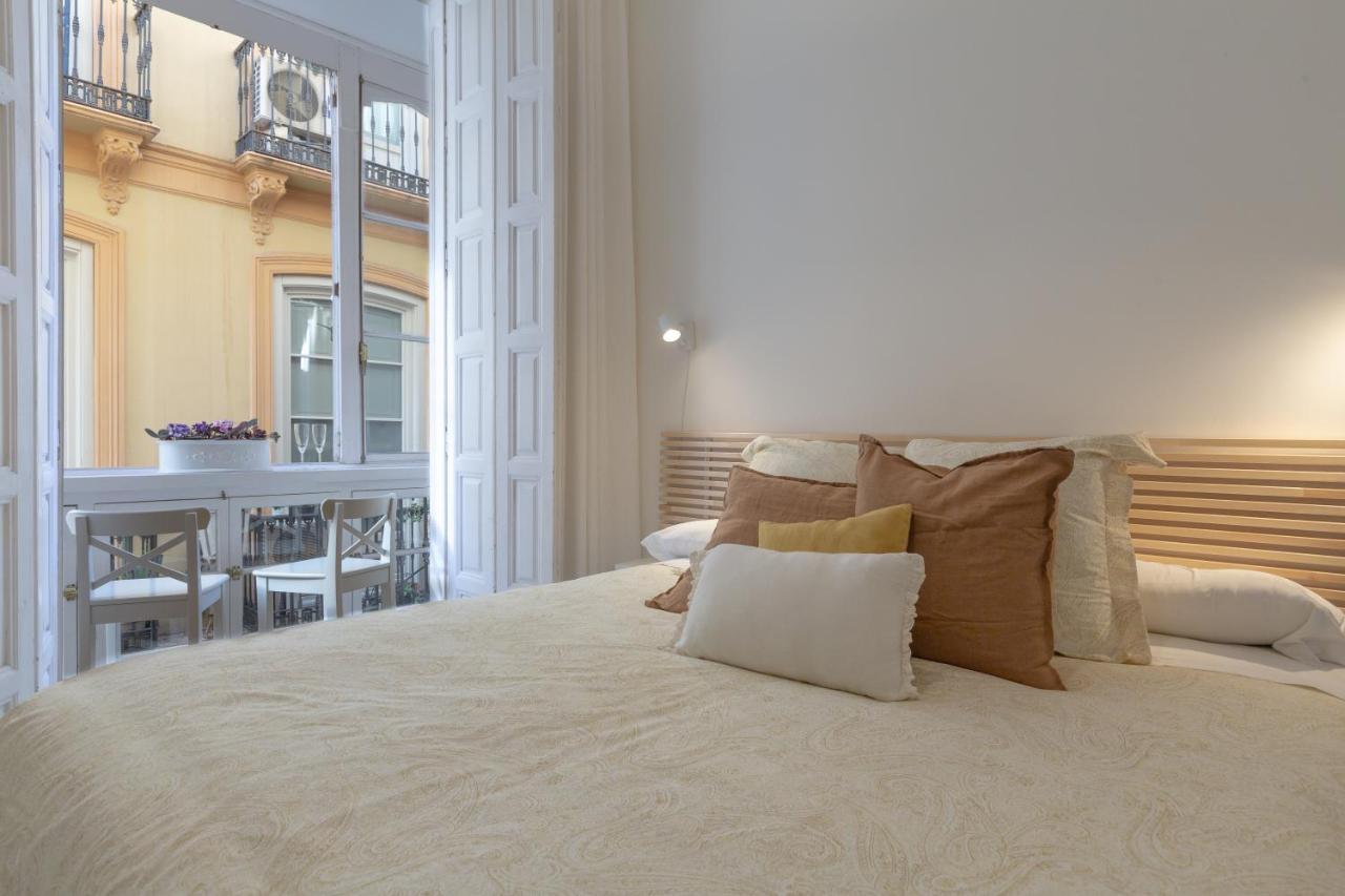 Puerta De Larios: Three-bedroom With Balconies And Patio Apartment *
