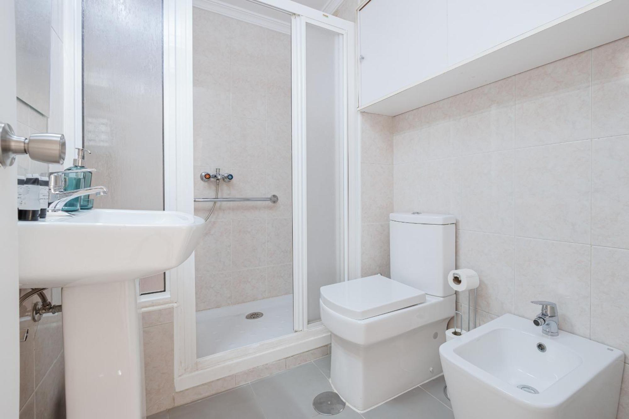 C03 Bright 3 Bdr With Terrace Center