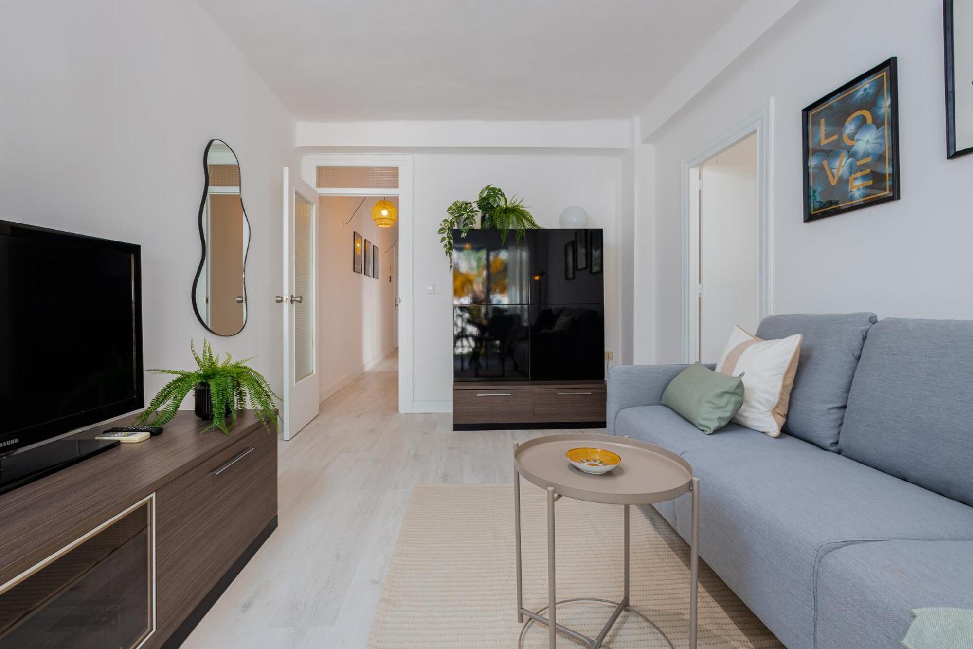 C03 Bright 3 Bdr With Terrace Center Apartment *