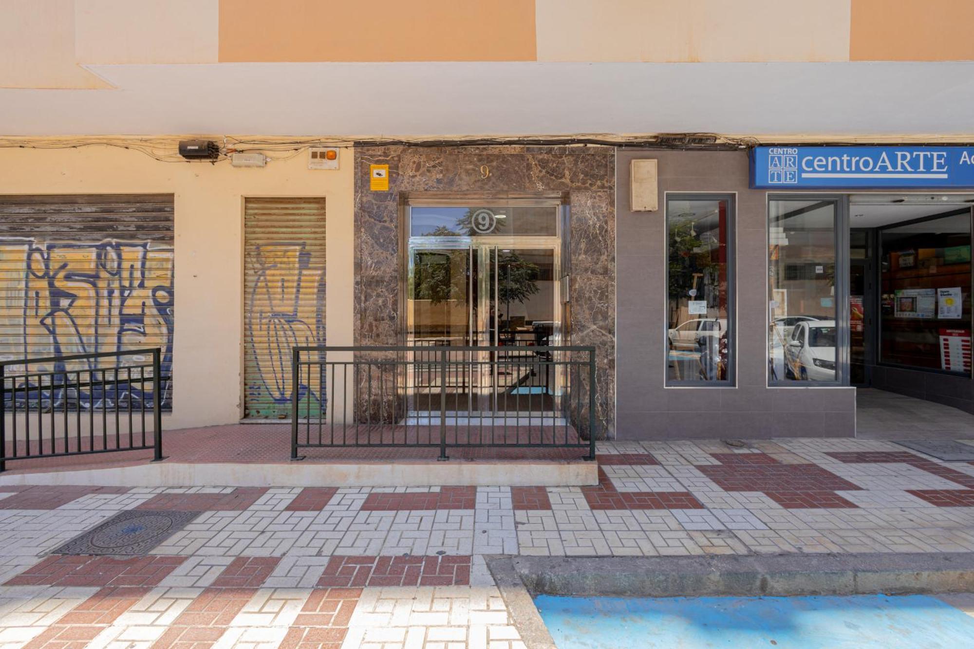 Apartment C27 Great 3 Bedroom Close To Center *
