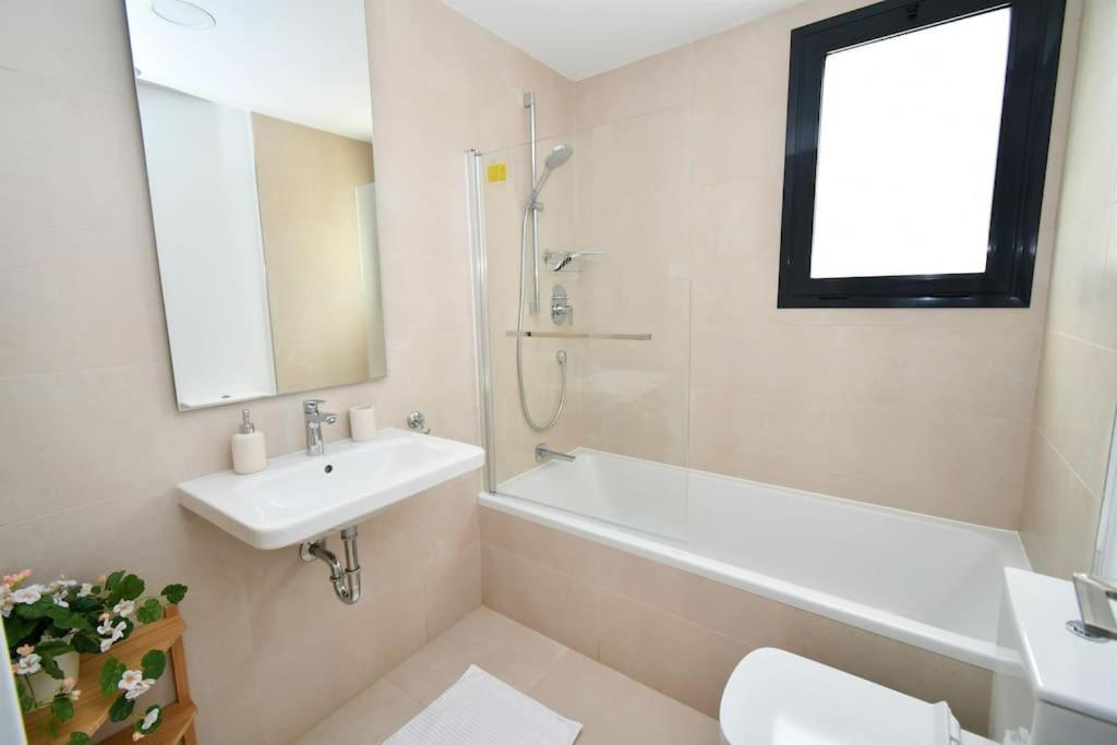 Casa Kerr - Luxury Apt - Sleeps 9 - Los Boliches Malaga