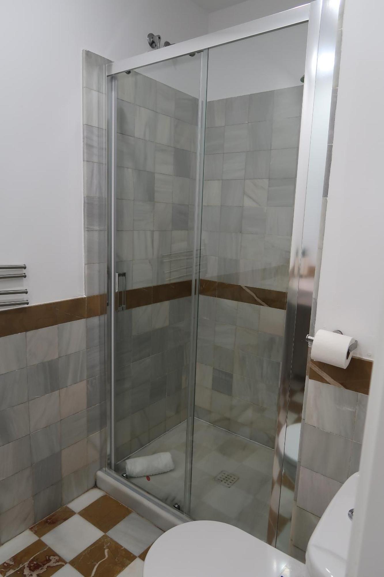 Apartment J & E Center *