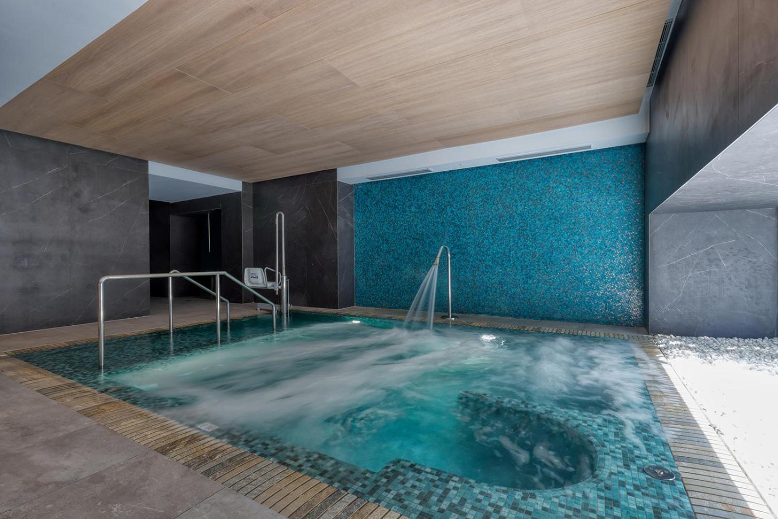 Luxury Front 2 Bed In Towers Malaga