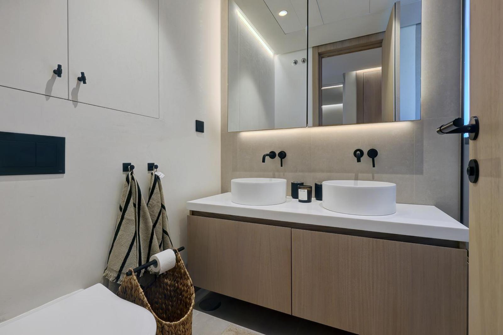 Luxury Front 2 Bed In Towers Apartment
