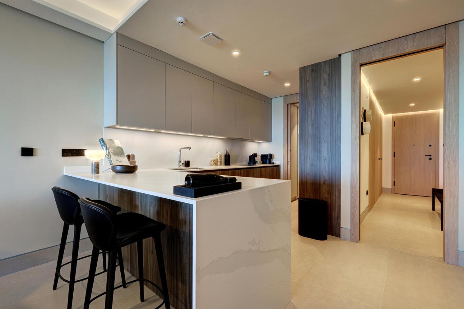 Luxury Front 2 Bed In Towers Apartment
