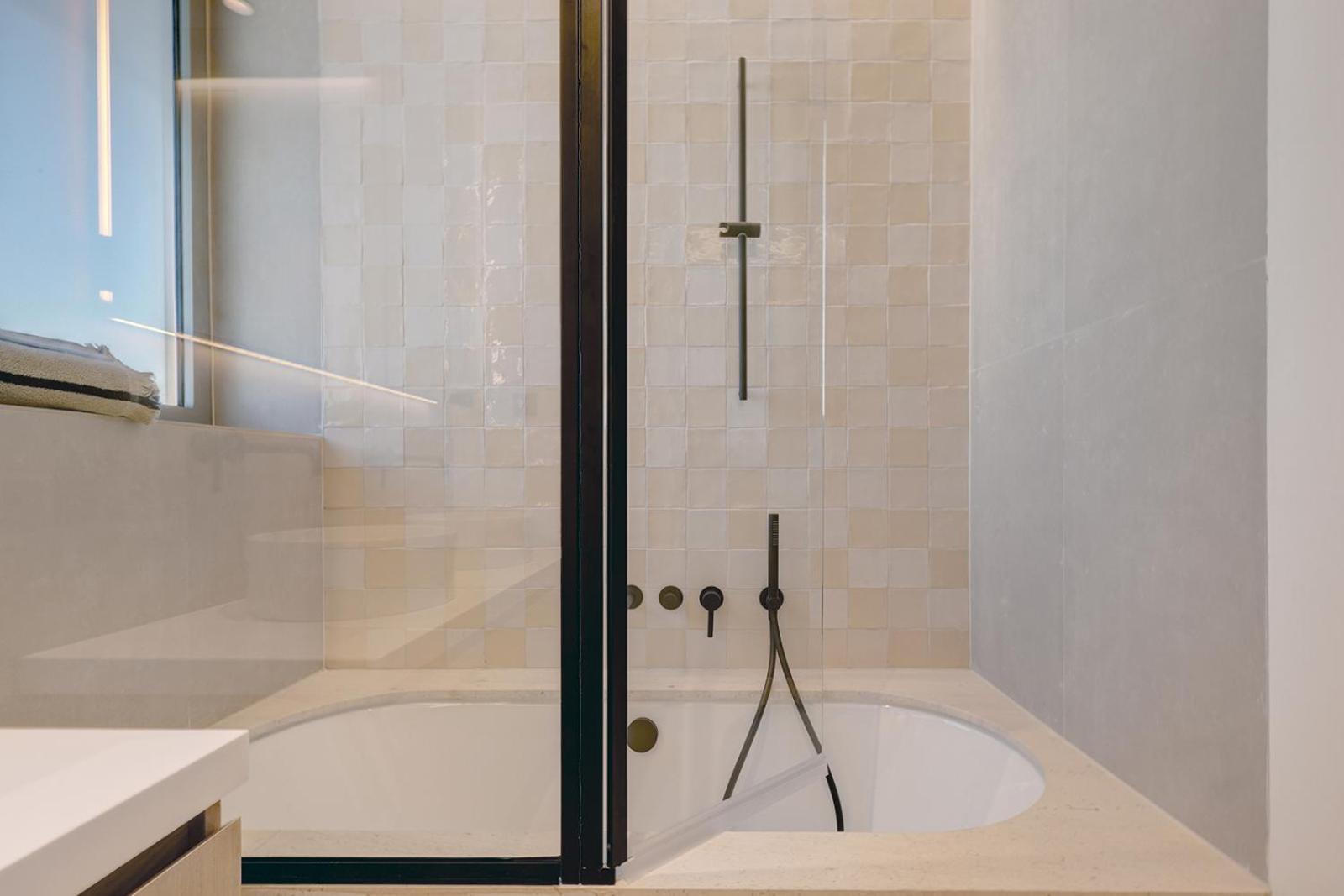 Luxury Front 2 Bed In Towers Apartment *