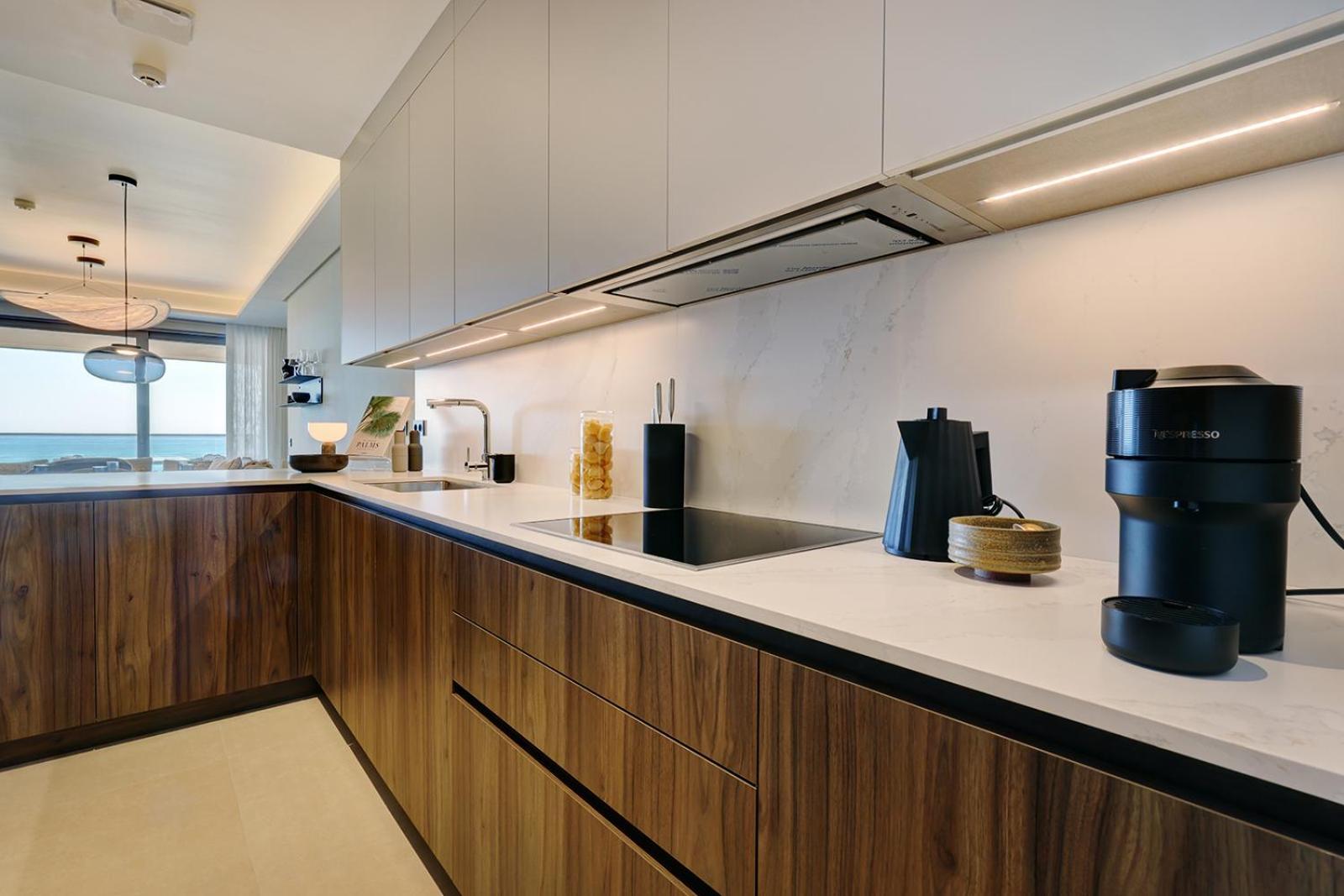 Luxury Front 2 Bed In Towers Apartment *