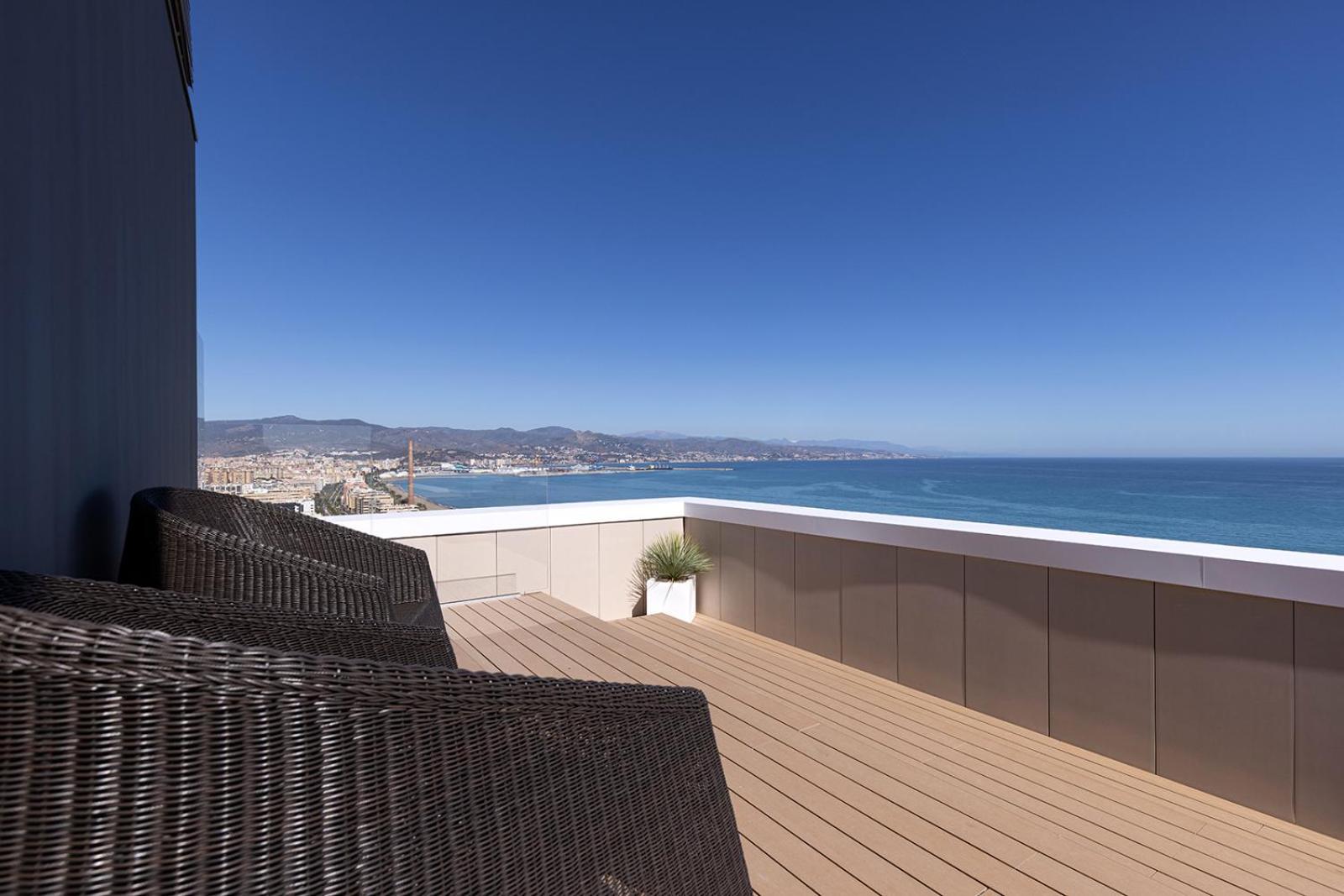 Luxury Front 2 Bed In Towers *